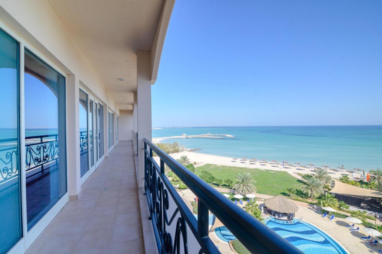 Danat Jebel Dhanna Resort Exterior photo Balcony of a suite at the Jumeirah Beach Hotel