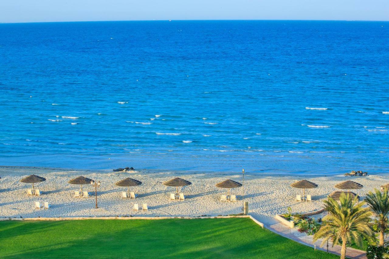 Danat Jebel Dhanna Resort Exterior photo The beach at the Grand Hotel